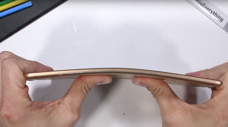 Đem iPad bị cong đến cửa hàng để sửa chữa và uốn cong lại phần khung sườn