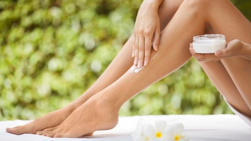 Dùng sữa dưỡng ẩm là một bước chăm sóc da không thể thiếu trong ngày