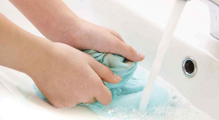 Bạn hãy đợi khoảng 10 phút để cồn hoạt động tại vị trí dính sơn và chuẩn bị quy trình giặt xả thường