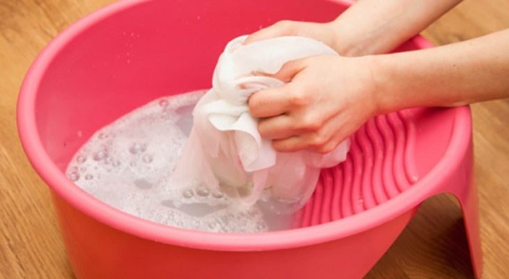 Dùng bàn chải giặt đồ thấm hỗn hợp và chà mạnh vào vị trí vết màu đến khi đánh tan vết bẩn trên quần áo