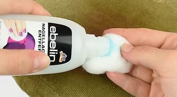 Bạn hãy xịt keo xịt tóc hoặc nước rửa kính lên mảng bám màu acrylic trên quần áo