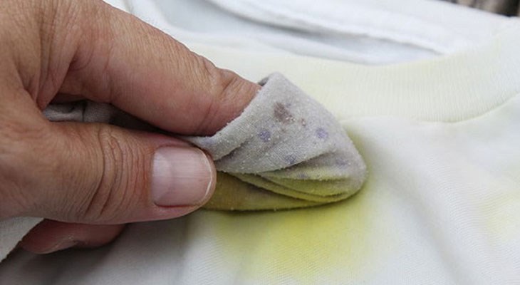 Sử dụng vải sạch hoặc bọt biển để chấm nhẹ để loại bỏ bớt màu trên áo quần