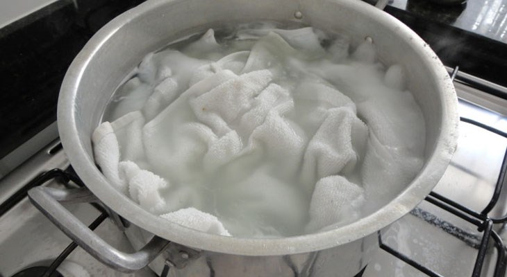 Rửa lại với nước ở vị trí dính màu và xịt rửa bằng keo xịt tóc và nước rửa kính đến khi không còn vết màu dính trên áo