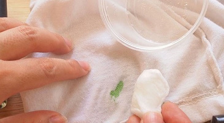 Bạn hãy thoa nước tẩy sơn móng tay lên nơi dính màu acrylic và thoa đều nước tẩy sơn móng tay