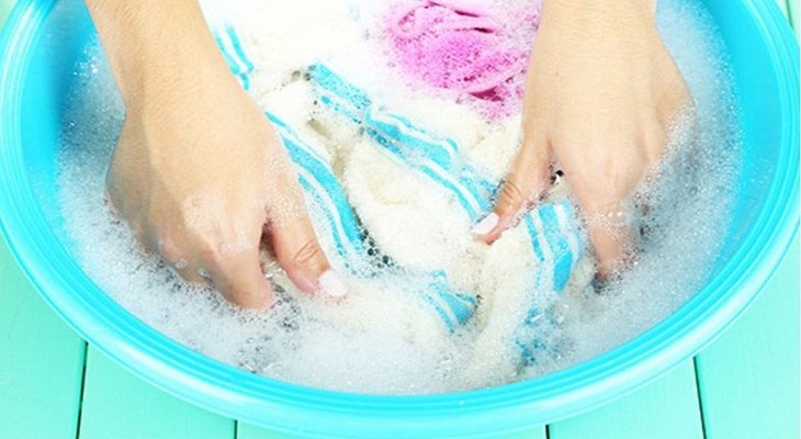 Bạn hãy giặt lại áo quần với xà phòng giặt đồ và phơi khô ráo