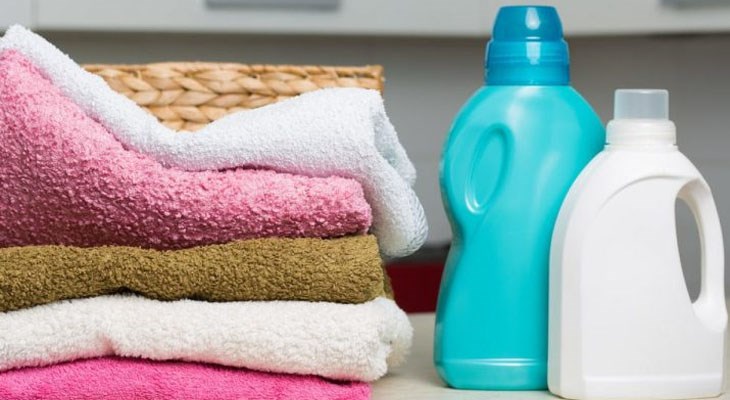 Việc lựa chọn sản phẩm bột giặt với khả năng làm sạch tốt và an toàn cho da tay trong quá trình tẩy màu