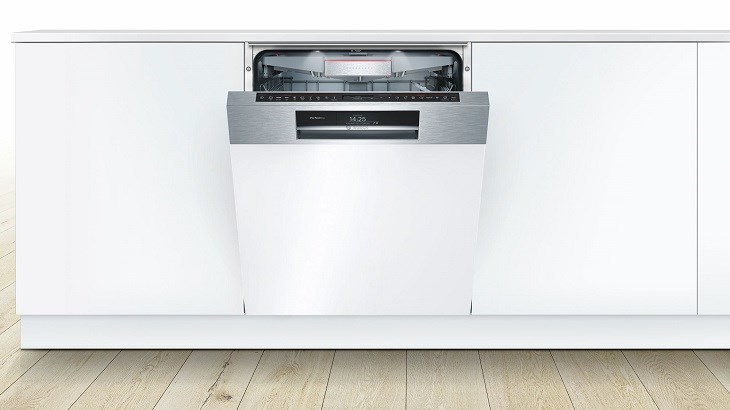 Máy rửa chén âm tủ Bosch được lắp đặt bên trong tủ nhà bếp, giúp tiết kiệm không gian nhà bếp