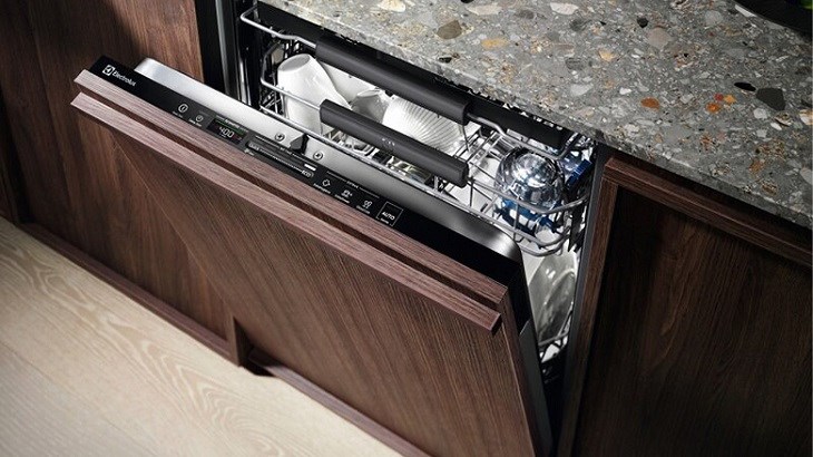 Máy rửa chén âm tủ Electrolux sở hữu thiết kế đẹp mắt, làm nổi bật không gian nhà bếp sang trọng