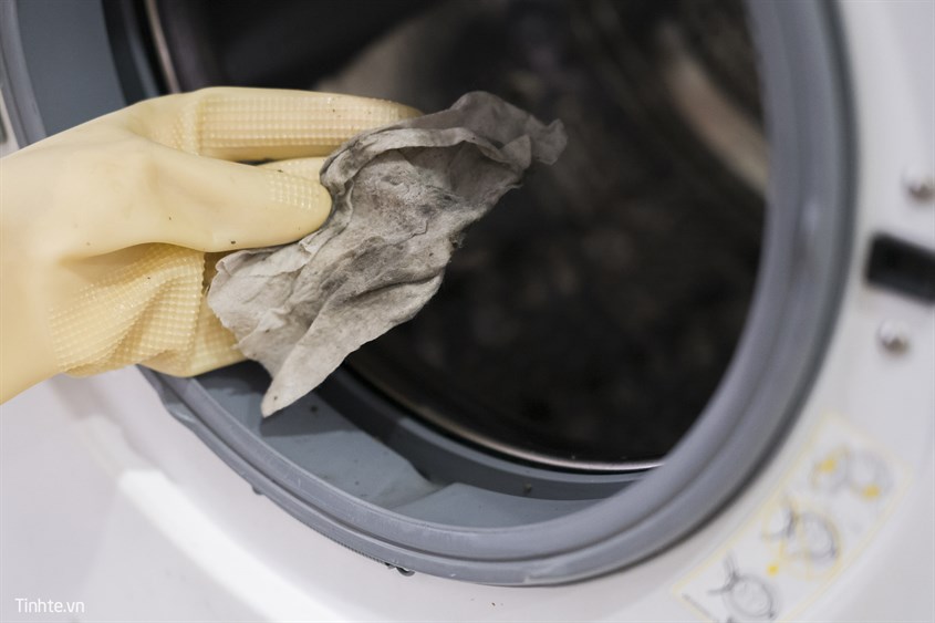 Bạn nên vệ sinh máy giặt trước khi giặt để bụi bẩn không bám vào quần áo, làm quá trình giặt kém hiệu quả