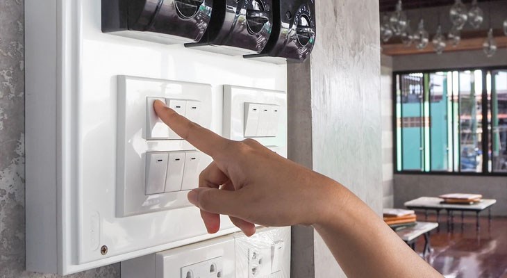 Bạn nên tắt nguồn điện để đảm bảo an toàn trước khi sửa chữa các lỗi về máy lạnh