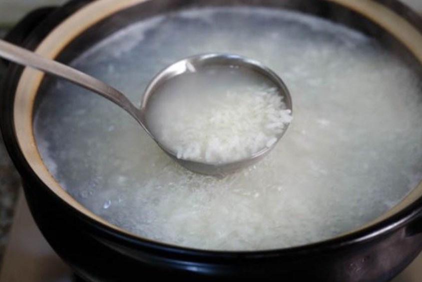 Nấu cháo trắng để chuẩn bị nấu món cháo cá hồi cải bó xôi Nấu cháo trắng để chuẩn bị nấu món cháo cá hồi cải bó xôi