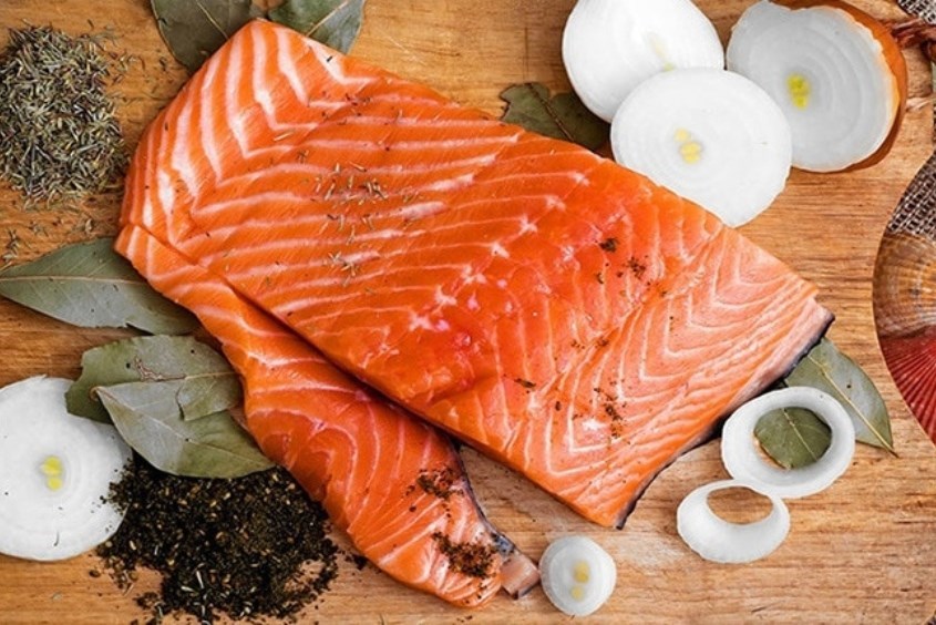 Sơ chế cá hồi để nấu món cháo cá hồi cải bó xôi Sơ chế cá hồi để nấu món cháo cá hồi cải bó xôi