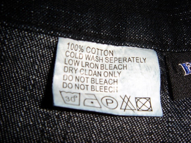 Đọc kỹ hướng dẫn trên nhãn mác để biết được cách giặt và ủi quần áo đen đúng cách