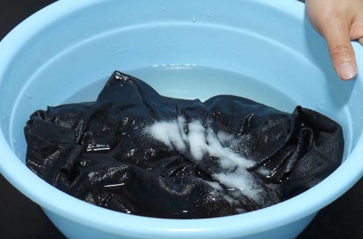Giặt, phơi không đúng cách dễ làm cho quần áo dễ bị phai màu đen