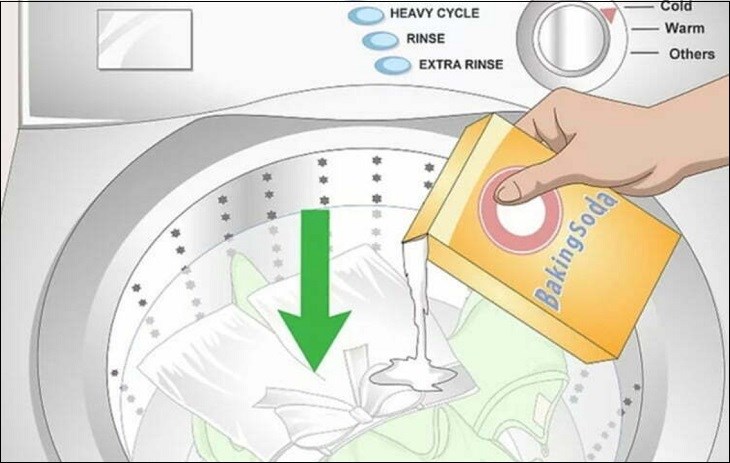 Cho bột baking soda vào máy giặt cùng với quần áo, rồi nhấn chọn và cài đặt chương trình giặt như bình thường