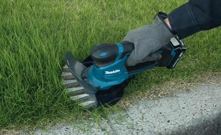 Bạn phải tốn thời gian sạc pin khi sử dụng máy cắt cỏ dùng pin