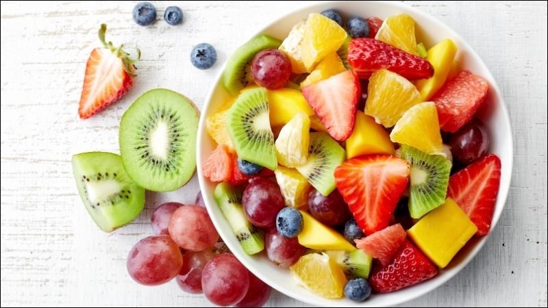Bổ sung trái cây tươi vào chế độ ăn giúp cung cấp vitamin và khoáng chất cần thiết