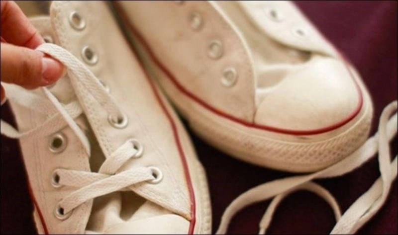 Tháo dây giày giúp việc vệ sinh nhanh hơn
