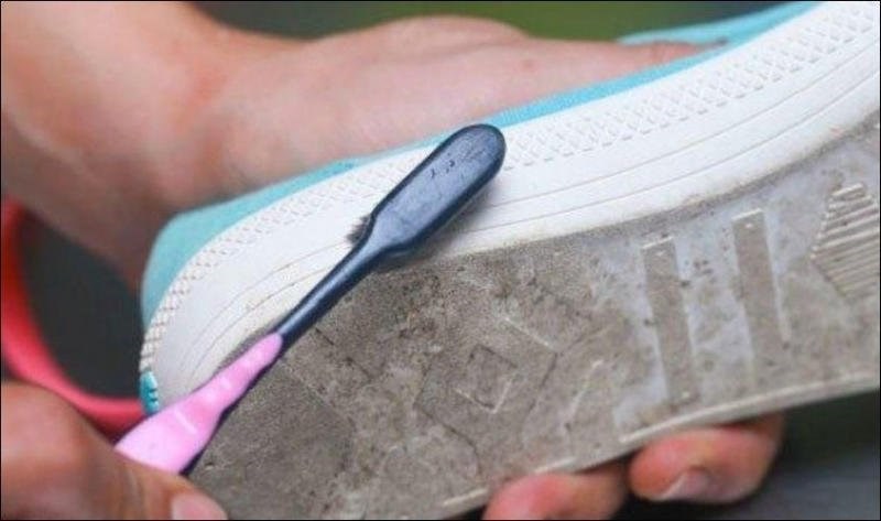 Làm sạch bụi bẩn dưới đế giày để vệ sinh giày sạch hơn