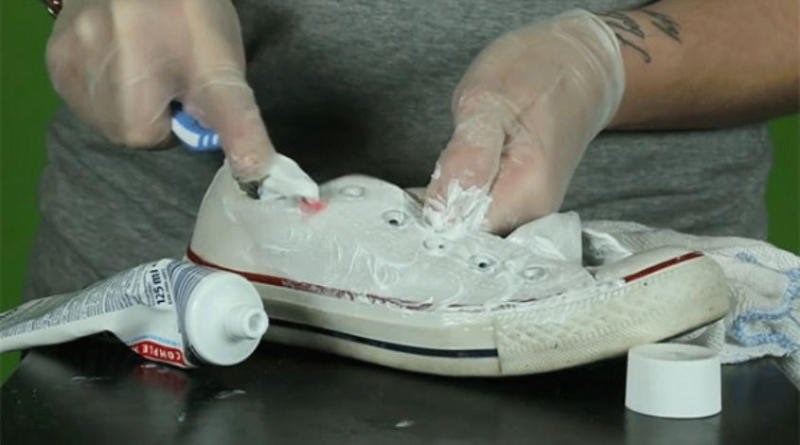Mẹo giặt giày vải canvas bằng kem đánh răng
