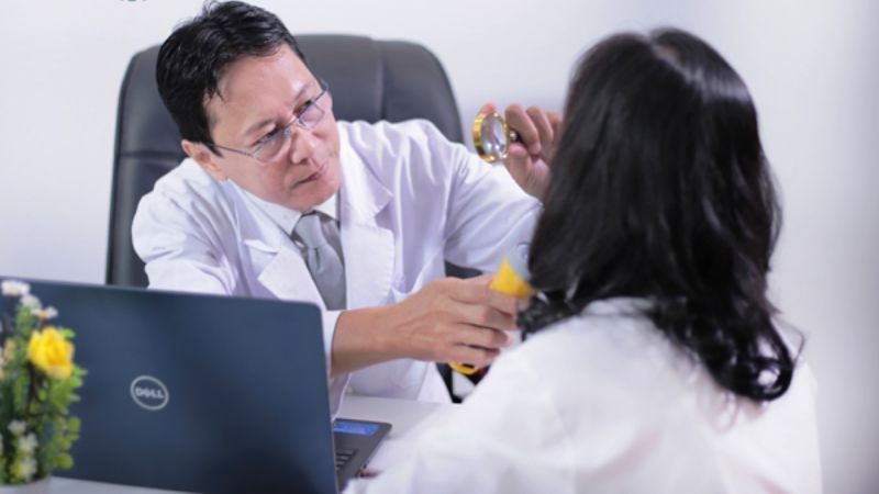 Bạn nên thăm khám bác sĩ da liễu sớm nhất để can thiệp kịp thời