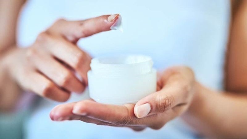 Bạn cần tránh không tự ý bôi các loại kem không rõ nguồn gốc lên da