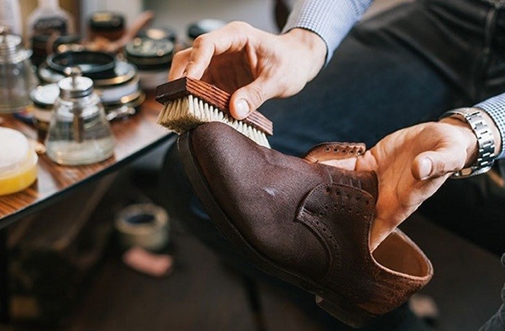 Có thể dùng miếng cao su hoặc bàn chải lông mềm để loại bỏ vết bẩn trên giày da lộn bị bám bụi bẩn hoặc bị mốc