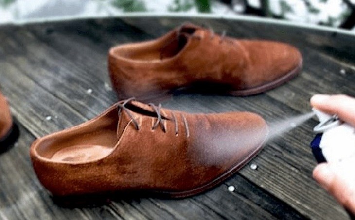 Nên phun nước trên giày da lộn giúp bạn loại bỏ vết bẩn dung dịch dễ dàng hơn