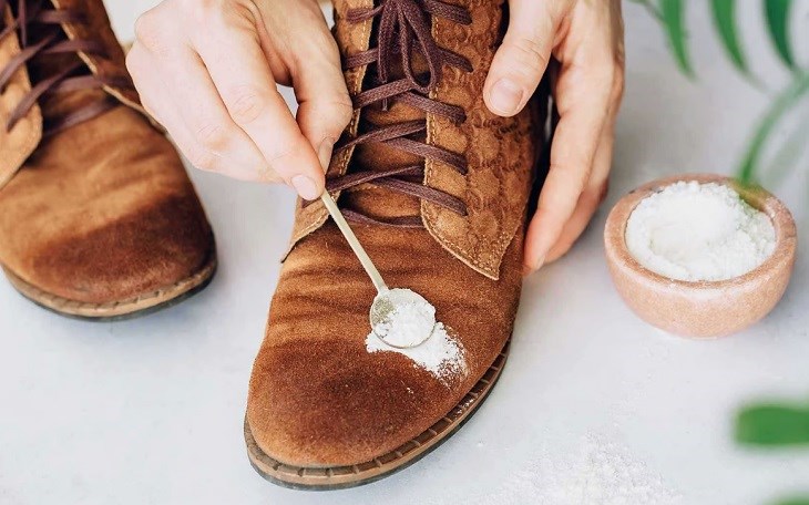 Sử dụng bột mì để loại bỏ vết mỡ trên giày da lộn