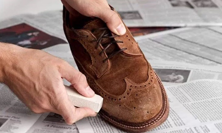 Dùng giấy nhám để loại bỏ vết mực dính trên giày da lộn