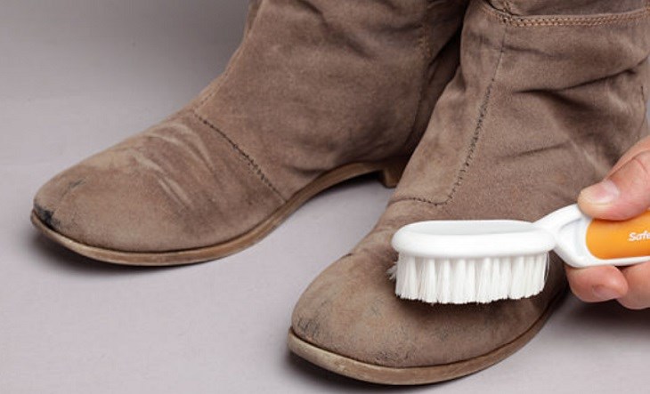 Làm đông cứng vết bẩn bã cao su hoặc sáp trước khi dùng bàn chải loại bỏ trên giày da lộn