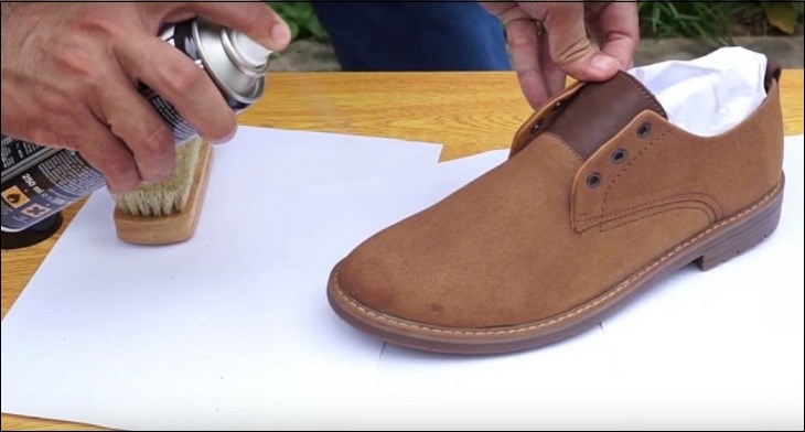 Chỉ nên sử dụng dung dịch vệ sinh chuyên dụng dành cho giày da lộn để đảm bảo độ bền của giày