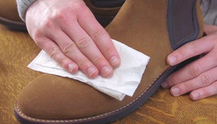 Dùng khăn khô để vệ sinh giày bốt bằng da lộn với vết bẩn lỏng