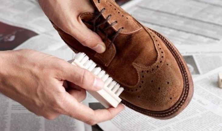 Sử dụng bàn chải lông mềm để loại bỏ vết bẩn bám trên giày giả da