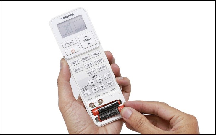 Khi remote hết pin, dấu hiệu rõ ràng bao gồm màn hình mờ đi