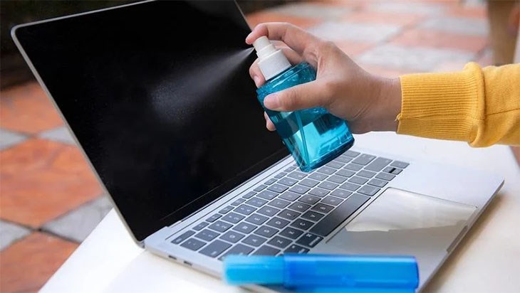 Thường xuyên vệ sinh laptop sạch sẽ để tránh tình trạng loa máy kêu bụp bụp