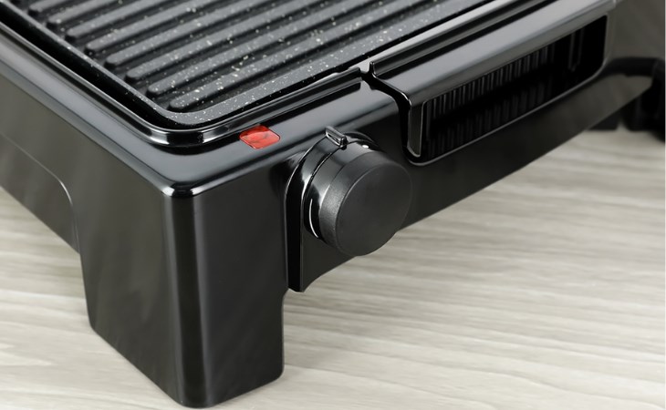 Người dùng dễ dàng kiểm soát lượng nhiệt trên bếp nướng điện Lock&Lock EJG221 bằng núm vặn