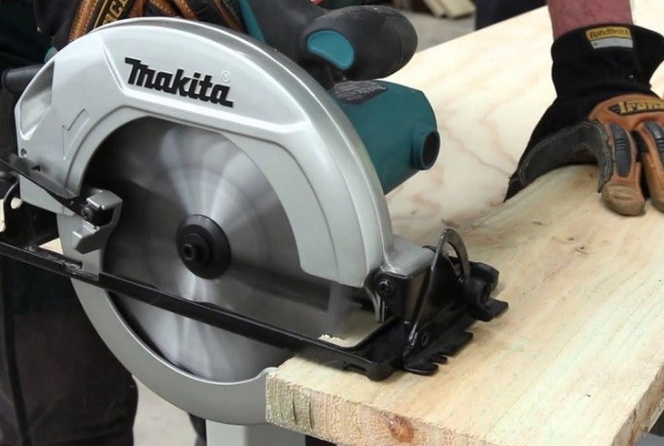 Máy cưa đĩa Makita M5801B 1050W cho khả năng cắt góc linh hoạt trên bề mặt gỗ