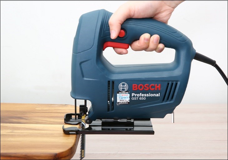Máy cưa lọng Bosch GST 650 450W hỗ trợ bạn cắt đường cong, uốn lượng dễ dàng trên gỗ