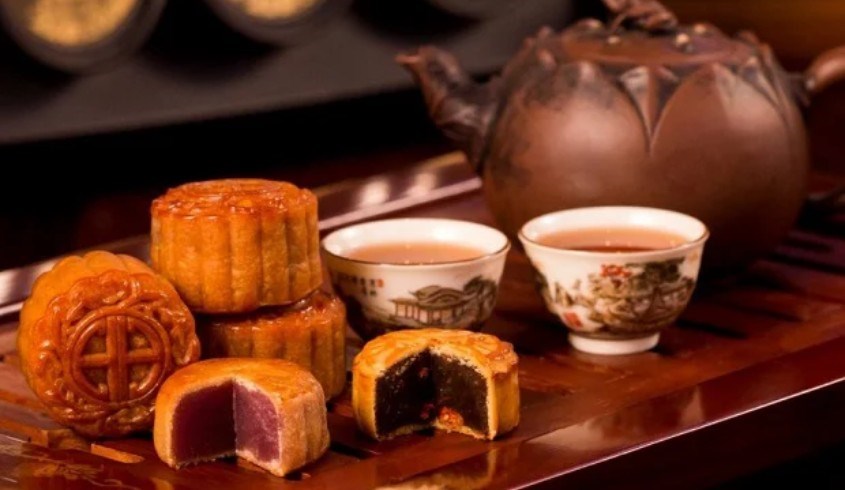 Uống trà khi ăn bánh trung thu giúp loại bỏ độc tố hiệu quả