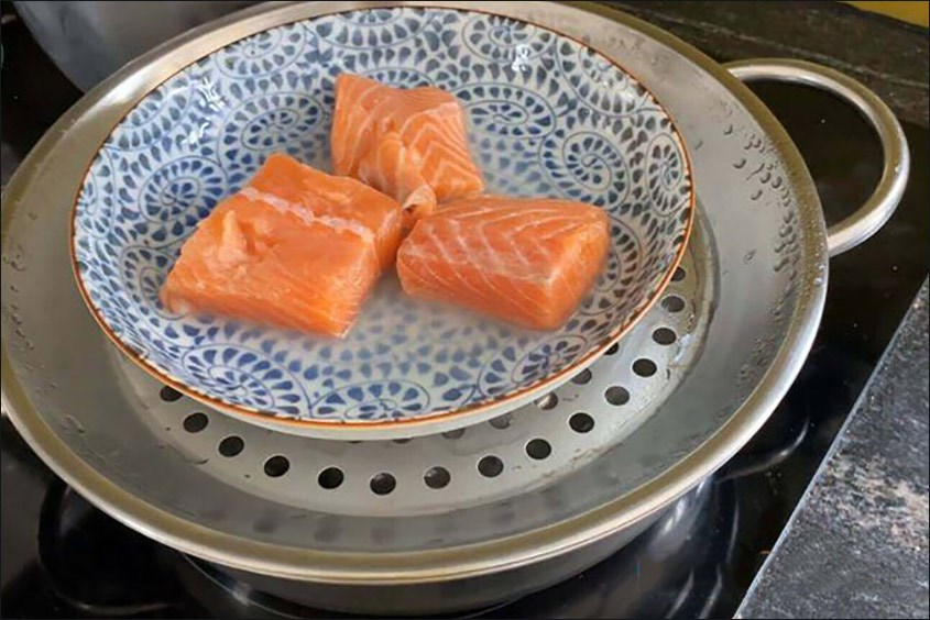 hướng dẫn mẹ nấu cháo cá hồi bí đao cho bé ăn dặm