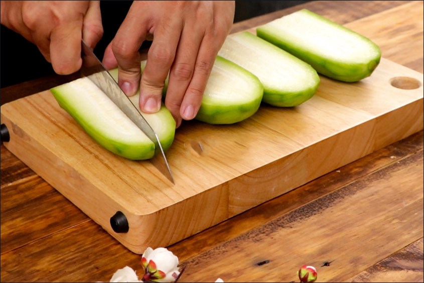 mách mẹ nấu cháo cá hồi bí đao cho bé ăn dặm