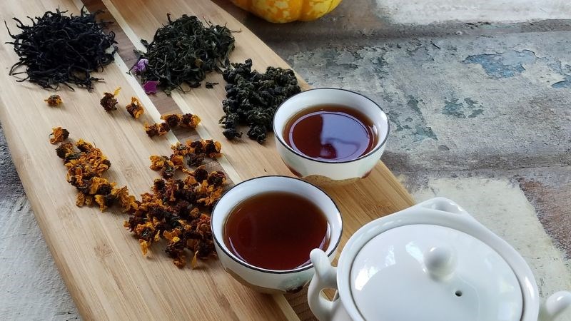 Dược liệu râu mèo phơi khô đem pha với nước nóng để sử dụng hằng ngày