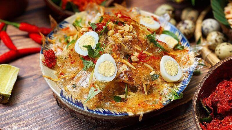 Trong 100gr bánh tráng trộn chứa khoảng 300 Calo