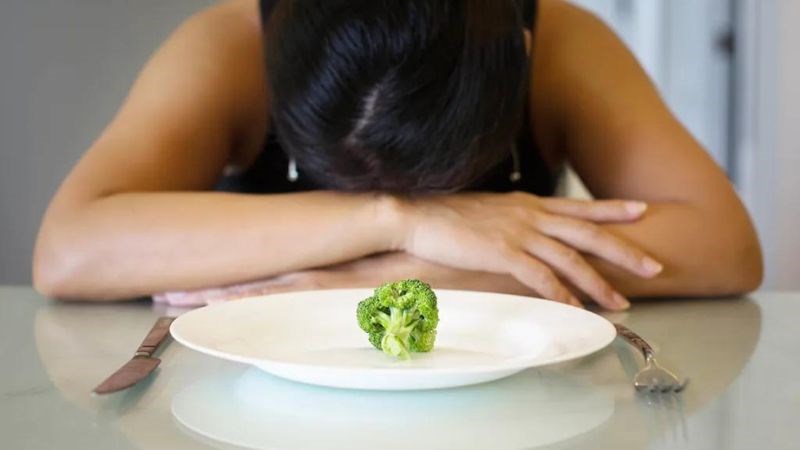 Ăn nhiều bánh tráng trộn khiến bạn cảm thấy no lâu và không muốn ăn các món khác