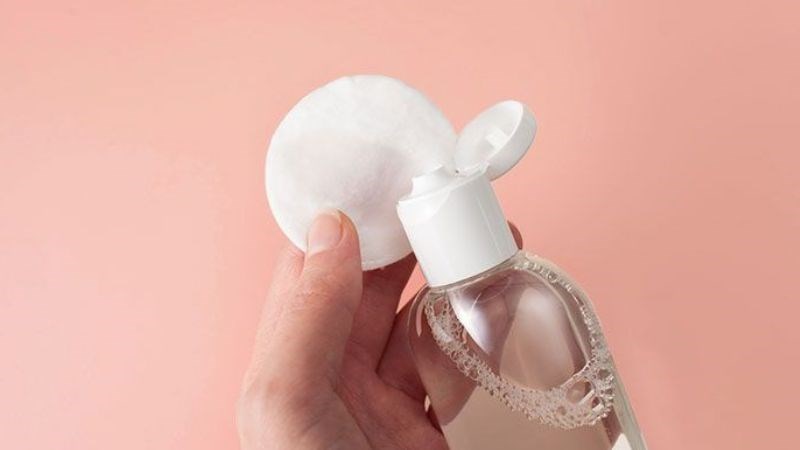 Sau một ngày dài hoạt động, bạn hãy nhớ tẩy trang trước khi đi ngủ nhé!