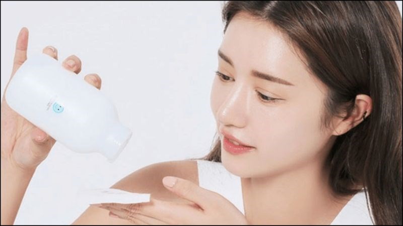 Di chuyển bông tẩy trang nhẹ nhàng theo chiều từ dưới lên và từ trong ra ngoài