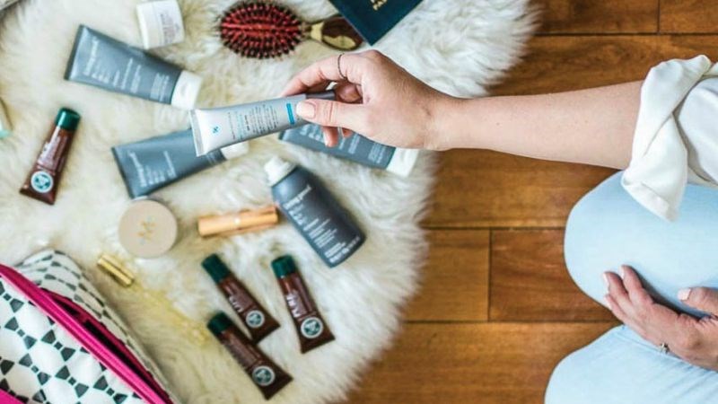 Nên cân nhắc mang những đồ trang điểm cần thiết để tiết kiệm không gian cho hành lý Nên cân nhắc mang những đồ trang điểm cần thiết để tiết kiệm không gian cho hành lý