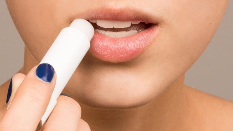 Son dưỡng môi có SPF là sản phẩm không thể thiếu trong chuyến du lịch sắp tới của bạn Son dưỡng môi có SPF giúp giảm tình trạng nứt nẻ và tổn thương do ánh nắng mặt trời