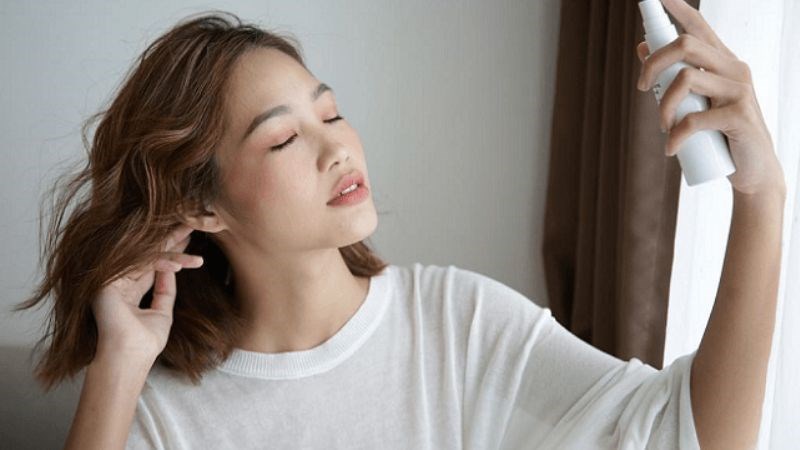 Xịt khoáng dưỡng ẩm là một cách đơn giản và hiệu quả giữ cho làn da trông đẹp hơn Xịt khoáng dưỡng ẩm là một cách đơn giản và hiệu quả giữ cho làn da luôn ẩm mịn